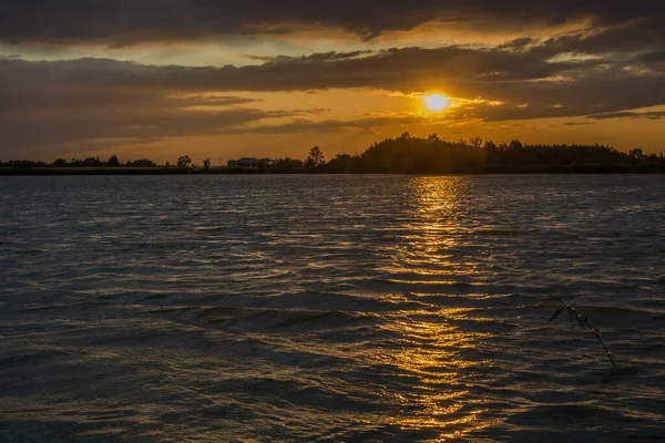 Puesta Sol Con Nubes Sobre Lago Con Olas Vista Tarde — Foto de Stock