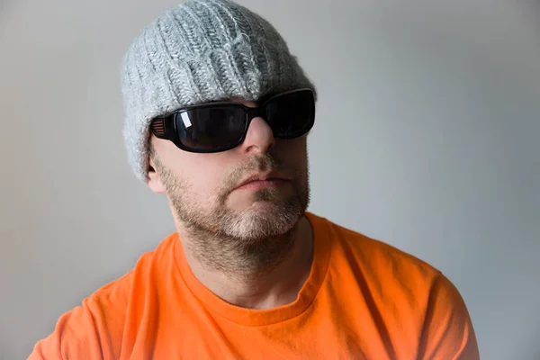 Portret Van Een Alleenstaande Man Met Een Zonnebril Een Wintermuts — Stockfoto