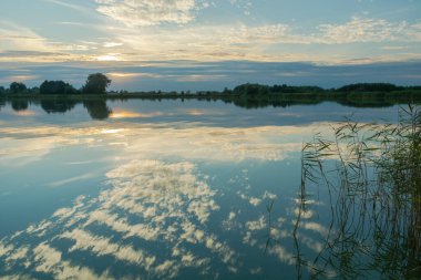 Göldeki akşam bulutlarının yansıması.