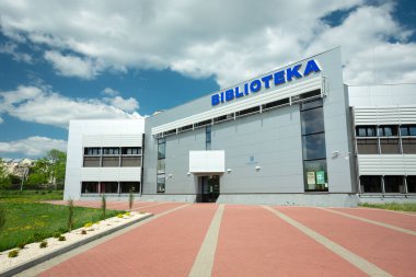 Chelm, Lubelskie, Polonya - 01 Mayıs 2019: Chelm Halk Kütüphanesi, güneşli bahar günü