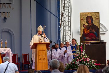 Chelm, Lubelskie, Polonya - 07 Eylül 2019: Piskopos Jozef Wrobel ve birçok inançlı kişinin katılımıyla şenlikli hoşgörü