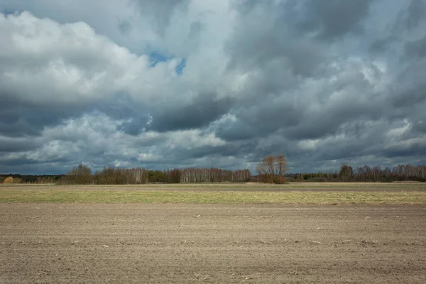 Tarlalar Sürüldü Gökyüzünde Kara Yağmurlu Bulutlar Nowiny Polonya — Stok fotoğraf