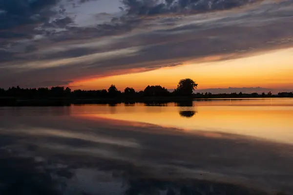 Reflejo de nubes en el agua después del atardecer — Foto de Stock