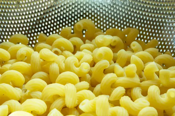 Verse Gele Spiraalpasta Een Aluminium Vergiet — Stockfoto