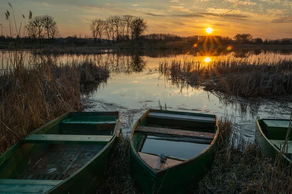 Barcos na margem do lago e pôr do sol — Fotografia de Stock