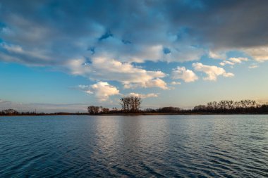 Durgun bir göl üzerinde akşam bulutları, Stankow, Lubelskie, Polonya