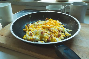 Tavada pastırmalı çırpılmış yumurta, ev yapımı yemek.