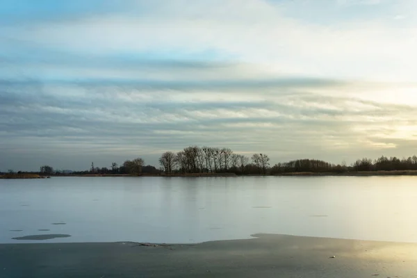 Lago Congelado Árvores Costa Nuvens Stankow Polónia — Fotografia de Stock
