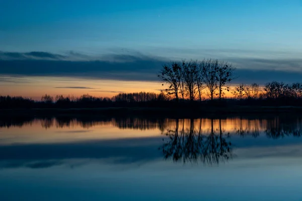 Reflexão Árvores Água Após Pôr Sol Stankow Polônia — Fotografia de Stock