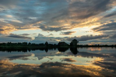 Sakin bir gölün sularındaki bulutların yansıması, Stankow, Polonya