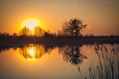 Bir bahar günü gölün üzerinde gün batımı, Stankow, Polonya