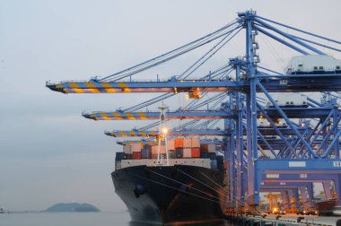 Yükleme Altında Büyük Gemiler