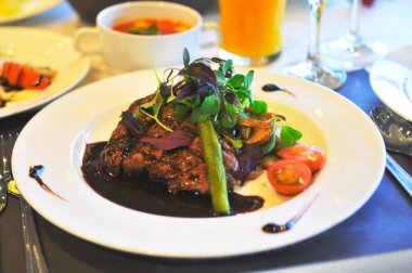 Bazı yemek masası ayarları.