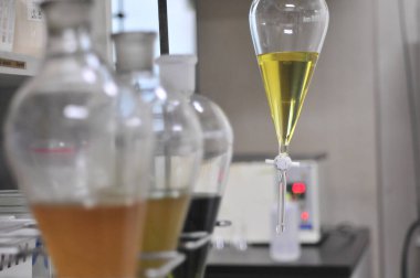 Laboratuvar ekipmanları kimya laboratuvarında..