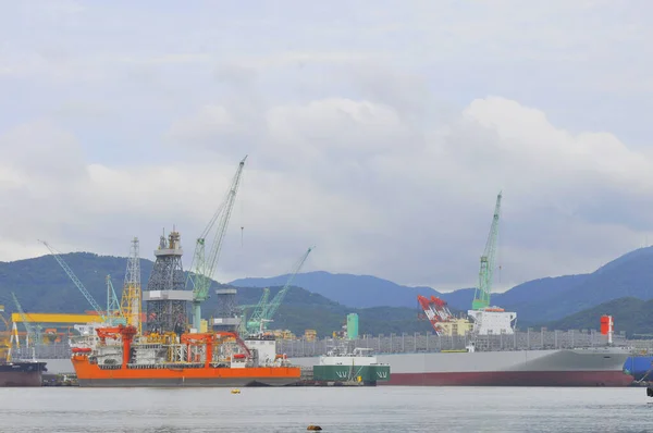 韓国の造船所で建造中の船です — ストック写真