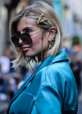 MILAN, Italy- 15 Haziran 2019: Xenia Van Der Woodsen Milano 'da sokakta.