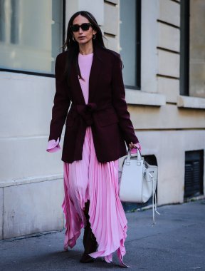 PARIS, Fransa - 26 Şubat 2019: Chloe 'Harrouche Paris' te sokakta.