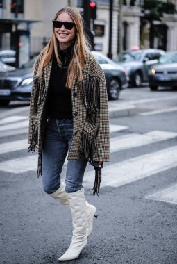 PARIS, Fransa 5 Mart 2019 Pernille Teisbaek Paris 'te sokakta.