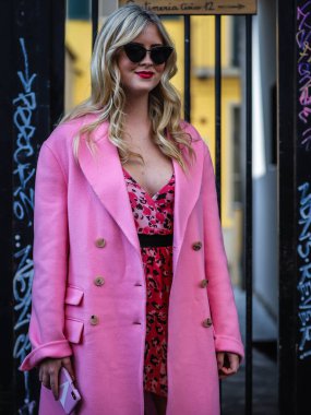 MILAN, Italy- 20 Şubat 2019 Valentina Ferragni Milano 'da sokakta.