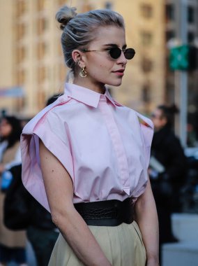 MILAN, Italy- 20 Şubat 2019: Caroline Daur Milano 'da sokakta.