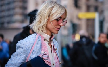 MILAN, Italy- 20 Şubat 2019: Viktoria Rader Milano 'da sokakta.