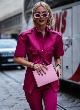 MILAN, Italy- 18 Eylül 2019: Viktoria Rader Milano 'da sokakta.