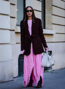 PARIS, Fransa - 26 Şubat 2019: Chloe 'Harrouche Paris' te sokakta.