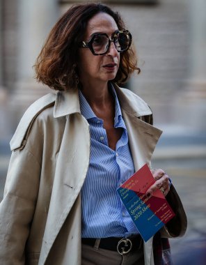 MILAN, Italy- 18 Eylül 2019 Milva Gigli Milano 'da sokakta.
