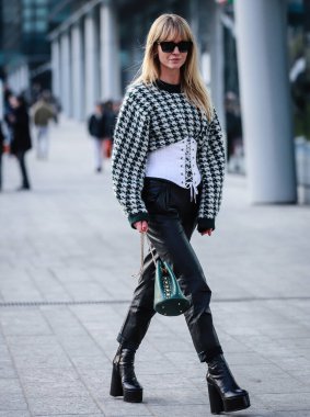 MILAN, Italy- 20 Şubat 2019 Jeanette Friis Madsen Milano 'da sokakta.
