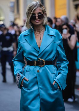 MILAN, Italy- 15 Haziran 2019: Xenia Van Der Woodsen Milano 'da sokakta.