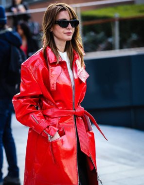 MILAN, Italy- 20 Şubat 2019: Ece Sukan Milano 'da sokakta.