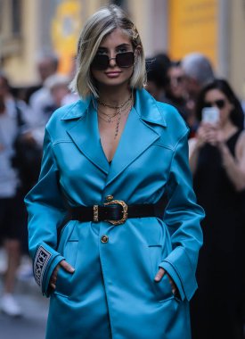 MILAN, Italy- 15 Haziran 2019: Xenia Van Der Woodsen Milano 'da sokakta.