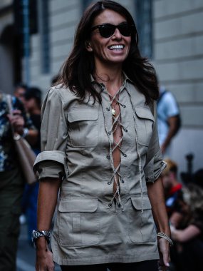 MILAN, Italy- 21 Eylül 2019: Viviana Volpicella Milano 'da sokakta.