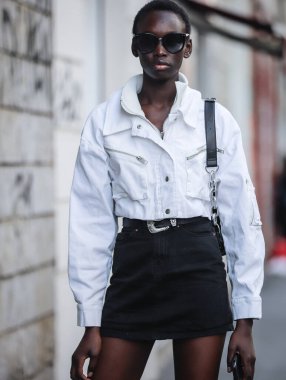 MILAN, Italy- 20 Şubat 2019: Milano 'da Kadınlar Sokakta.