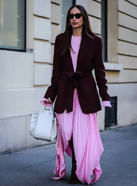 PARIS, Fransa - 26 Şubat 2019: Chloe 'Harrouche Paris' te sokakta.