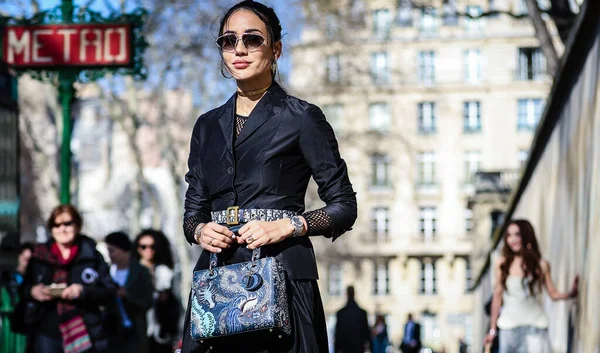 PARIS, Fransa - 26 Şubat 2019: Tamara Kalinic Paris 'te sokakta.