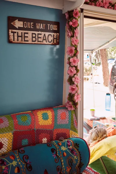 Fransa sahilinde renkli, dekore edilmiş ve yenilenmiş bir karavanın içinden bakın. — Stok fotoğraf