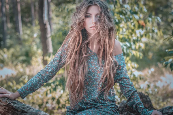 Menina com cabelo comprido — Fotografia de Stock