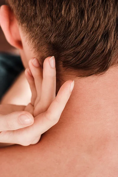 Adam okşayarak bir kadın eli