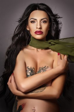 Dövmeli güzel kız 