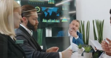 İşletme konsepti, başarılı, yüksek yetenekli, kendine güvenen liderin yönetim kurulundaki çalışanlarından gelen raporları dinlediği yer.