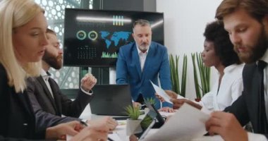 İyi görünümlü, başarılı, çeşitli antika takımlarının şirket stratejisi ve finansal raporların gözden geçirilmesi konusunda birbirlerine danışmanlık yaptığı iş konsepti.