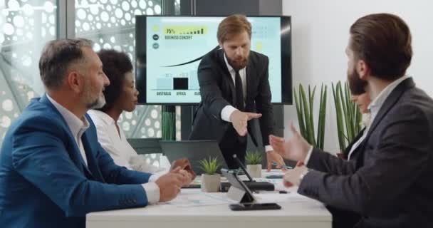 Snygg säker på gott humör skäggig chef skakar hand med andra medlemmar av gemensamma förhandlingar i konferensrummet, slow motion — Stockvideo
