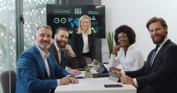 Boa aparência feliz sorrindo bem sucedido multirracial corporativo colegas posando na câmera durante a reunião no escritório quarto — Vídeo de Stock