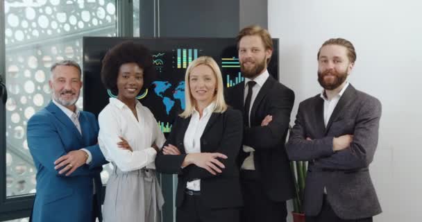 Porträtt av sympatisk säker leende framgångsrika multiracial företag medarbetare med sin kvinnliga chef posera på kameran för gemensamma foto i moderna kontorsrum — Stockvideo