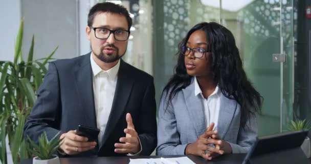 Çekici özgüvenli karışık ırk erkek ve kadın ofis yöneticileri partnerlerle çevrimiçi toplantı yapıyor ve iş stratejisini tartışıyor, yavaş çekim — Stok video