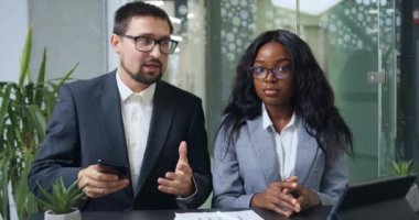 İyi huylu, başarılı, melez iş adamlarının Webinar 'ın bitişine sevindikleri ve el çırptıkları iş konsepti.