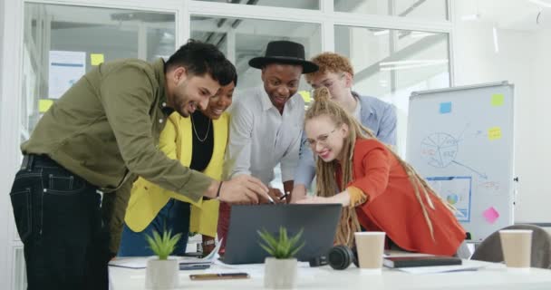 Retrato de un equipo multirracial creativo elegante y excitado de trabajadores de oficina que obtienen buenos resultados de un proyecto conjunto en la parte superior de la pantalla y bailan juntos — Vídeo de stock