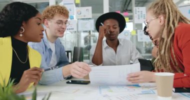 Çekici özgüvenli, yetenekli, karışık ırktan meslektaşlar modern ofis odasındaki toplantı sırasında bilgi grafikleriyle raporu tartışıyor, kapatın.