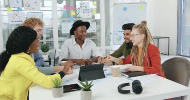 Çekici dostça gülümseme başarılı çok ırklı takım arkadaşları modern ofis odasında ortak çalışmaya başlamadan önce birbirlerine beşlik çakıyorlar.